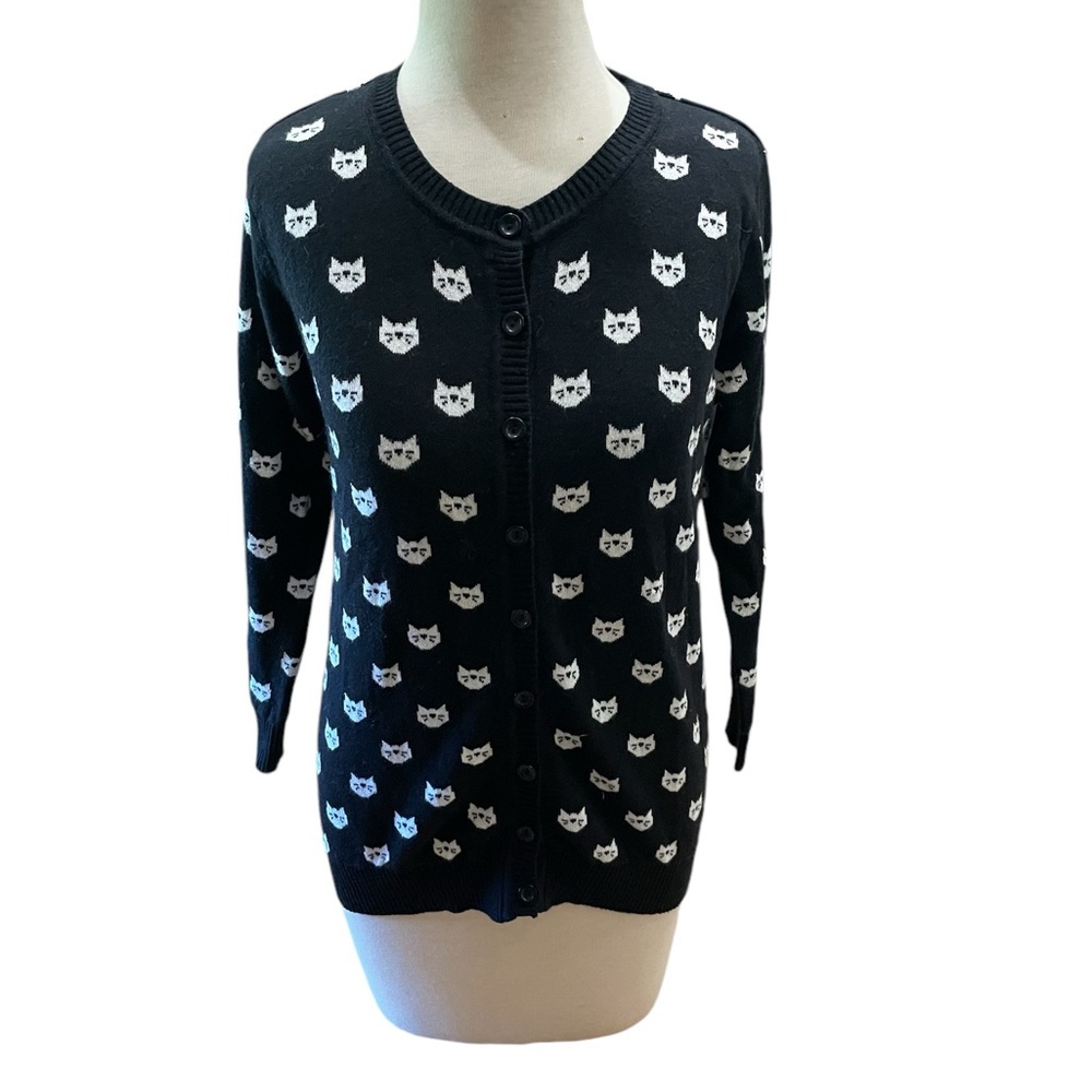 YE MAKE ROUND NECK BLACK AND WHITE CAT PATTERNED CARDIGAN SWEATER MEDIUM - Picture 3 of 12